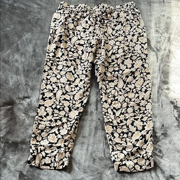 Old Navy Cropped Floral Casual Joggers Black Tan Cream EUC Small - Picture 3 of 5